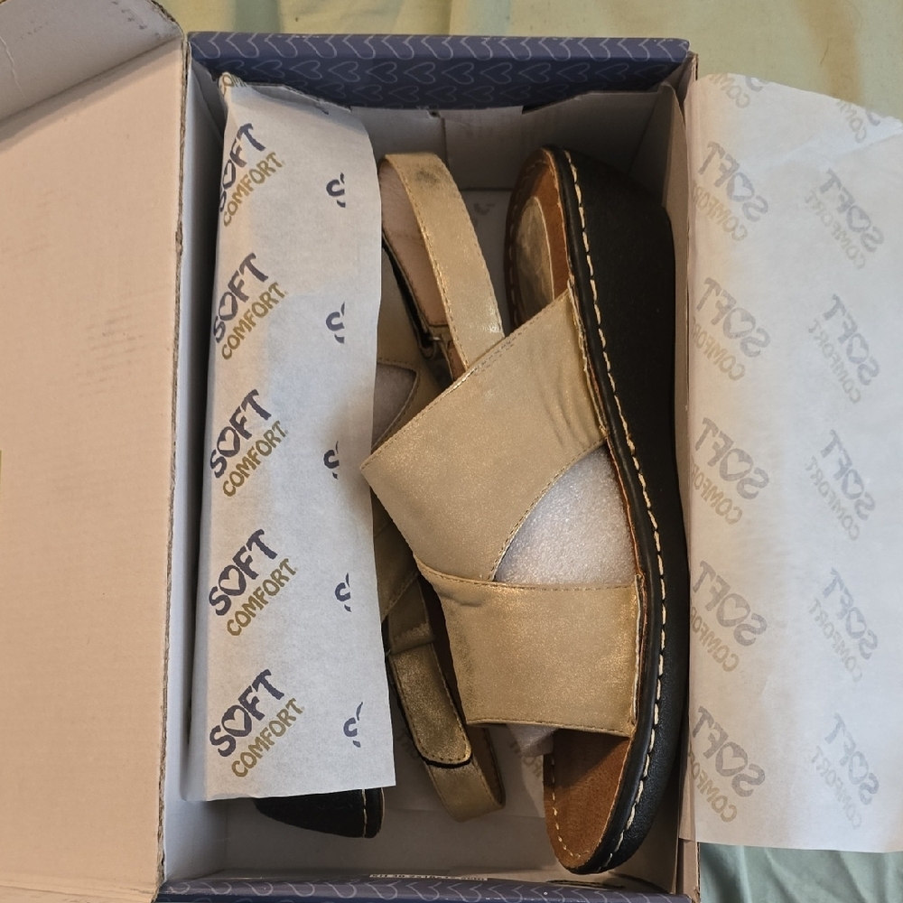 11M Soft Comfort Gold Sandals